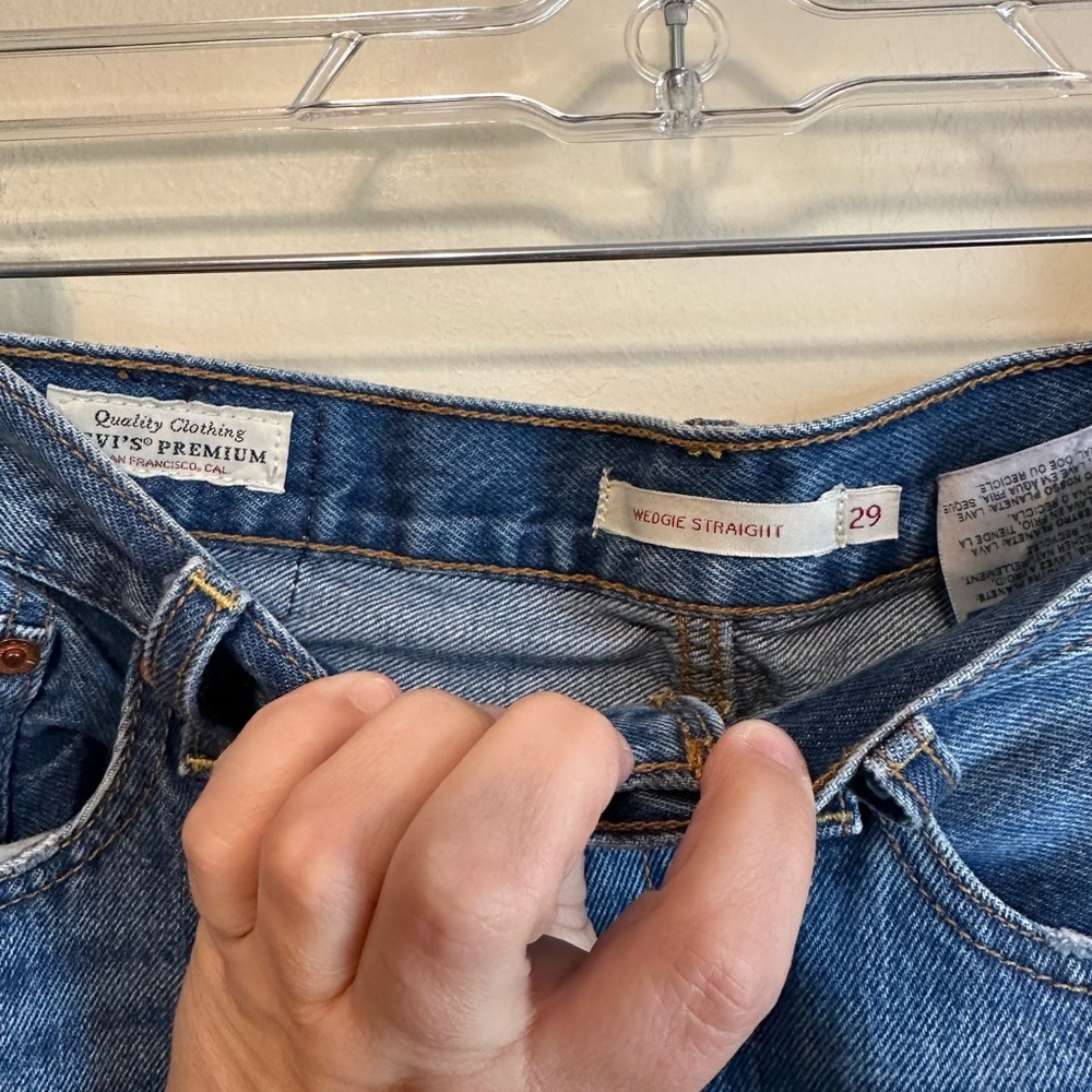 Levi’s Wedgie Straight Button Fly Raw‎ Hem Size 29 Premium Denim Classic Medium - Picture 2 of 4